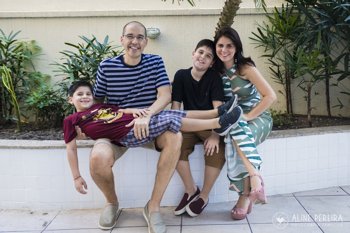 família reunida na festa de aniversário