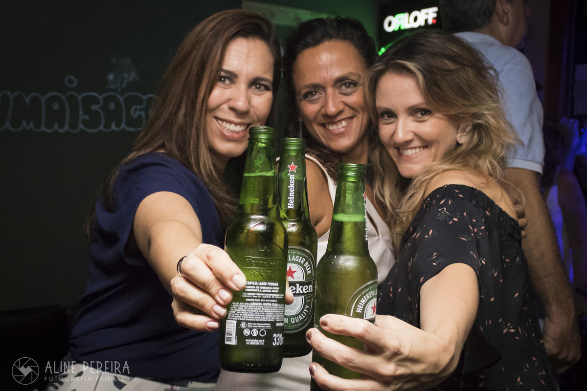 Brinde de amigas no Jungle Garden Pub