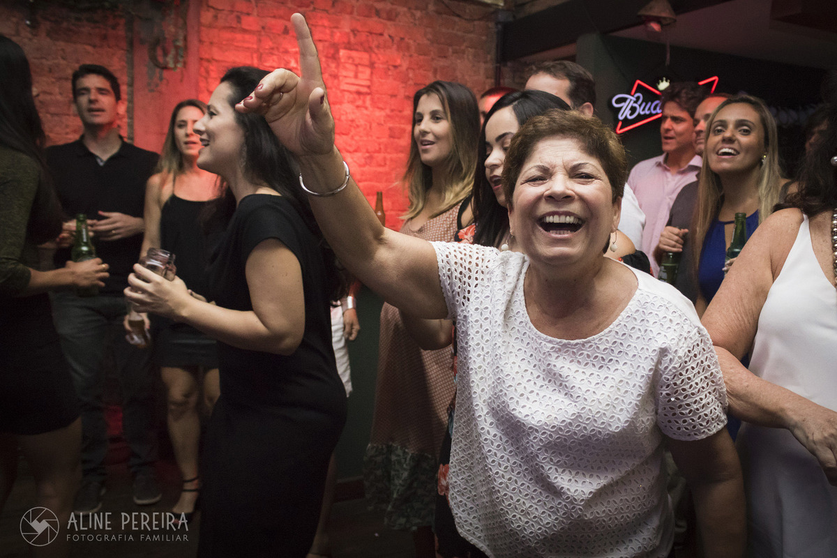 familia dançando ao som da banda no pub em botafogo