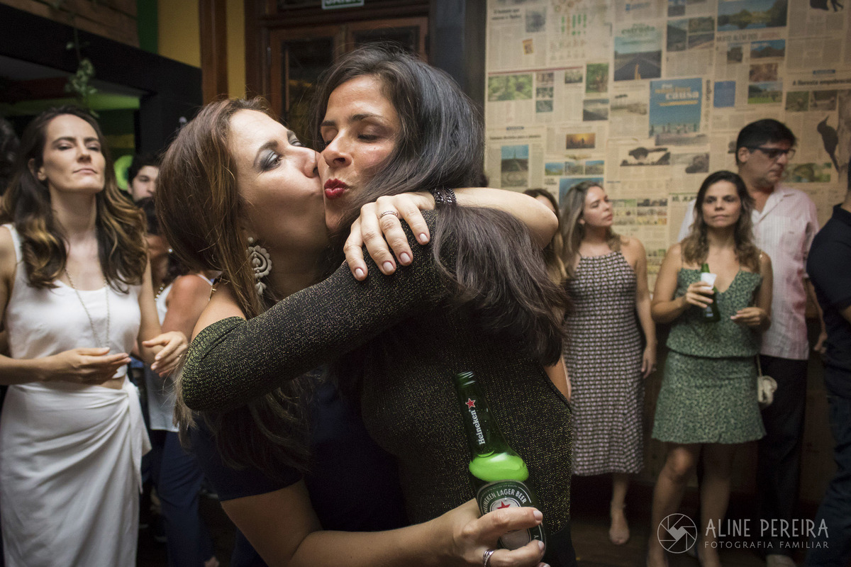 beijo de amigas na festa de aniversário de 40 anos no Jungle Garden Pub