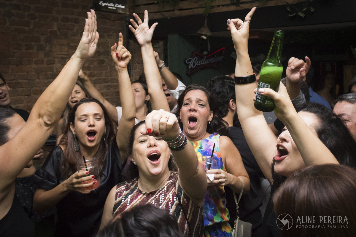 Convidados dançando na festa de 40 anos em Botafogo no Pub Jungle Garden