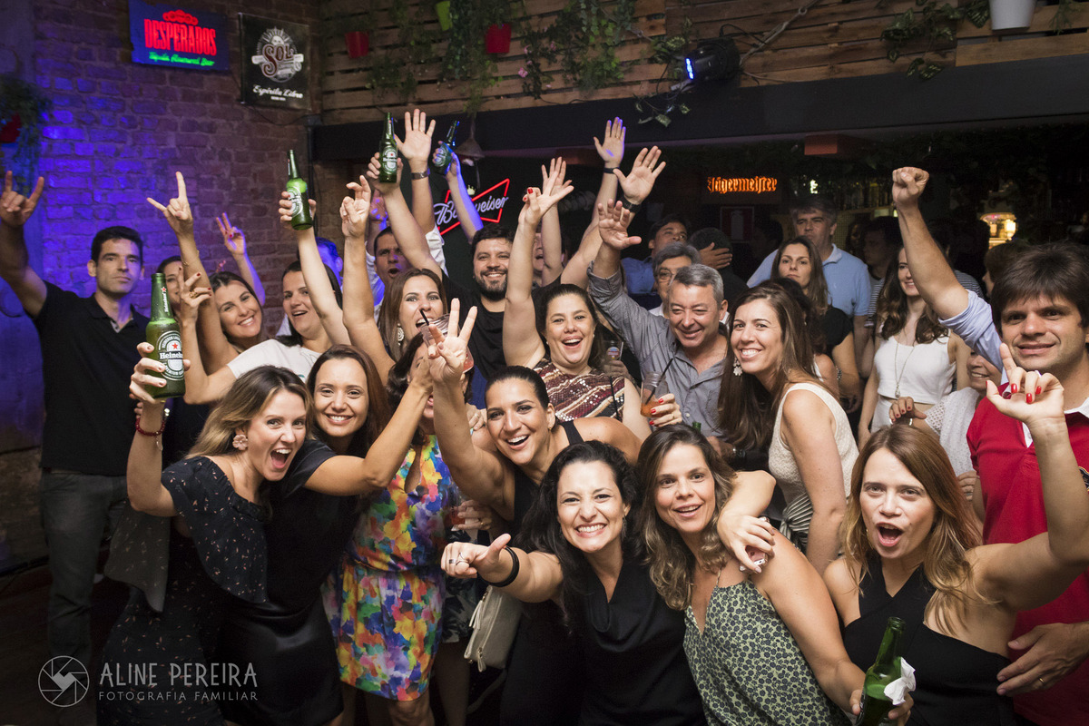 Convidados curtindo a banda no Jungle Garden Pub em Botafogo