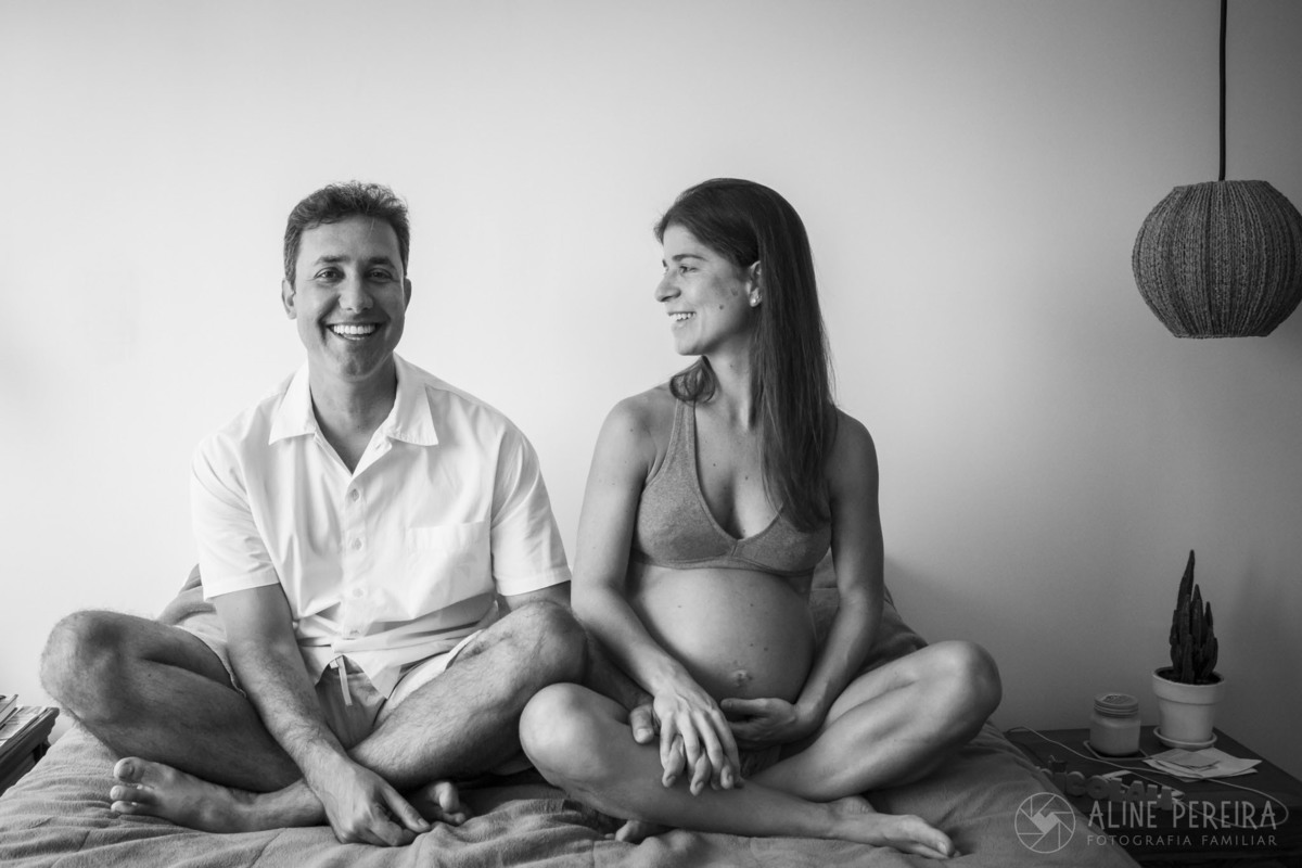 casal posando para foto lifestyle em seu apartamento no Rio de Janeiro