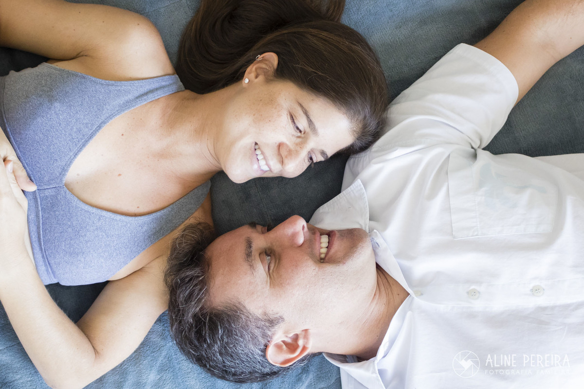 casal posando em sua cama para ensaio lifestyle