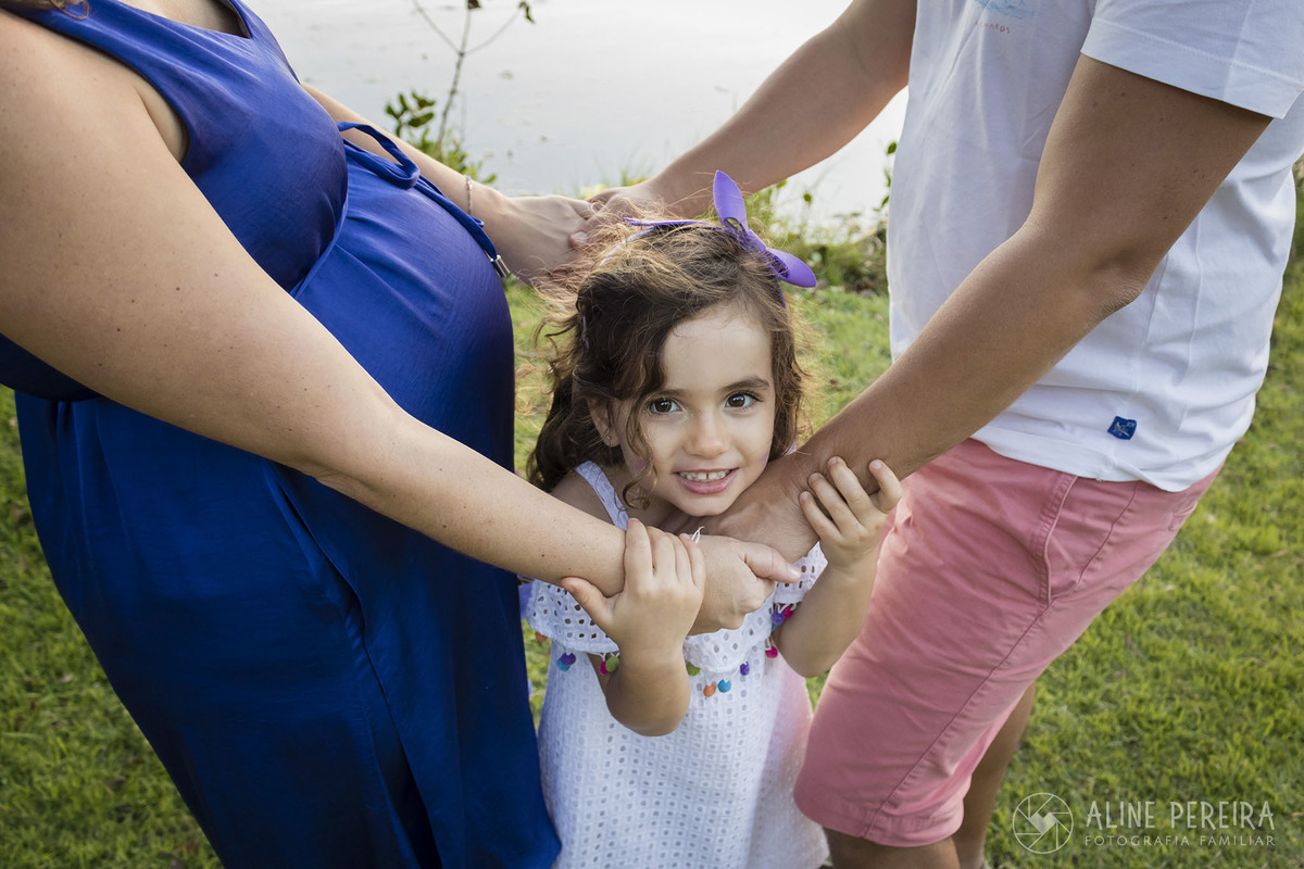 menina entre os pais no ensaio de gravidez a espera do irmãozinho