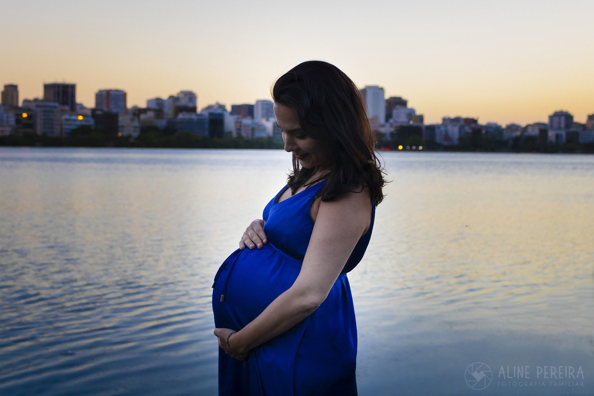 Grávida posando com a vista da Lagoa Rodrigo de freitas