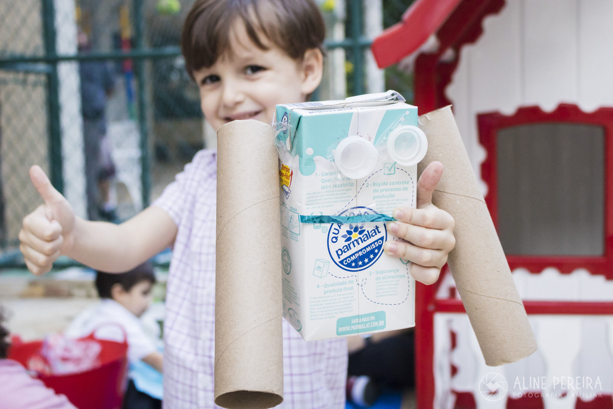 menino e seu robô de sucata