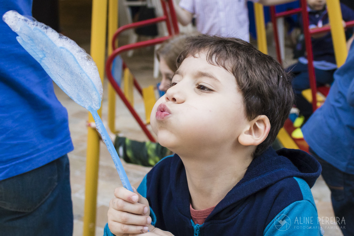 menino fazendo bolhas