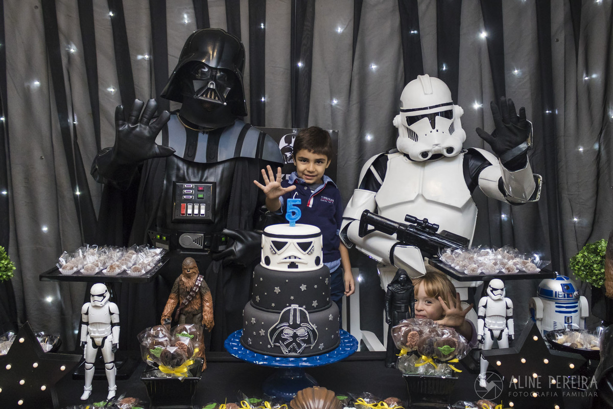 aniversariante na mesa do bolo com personagens vivo de star wars