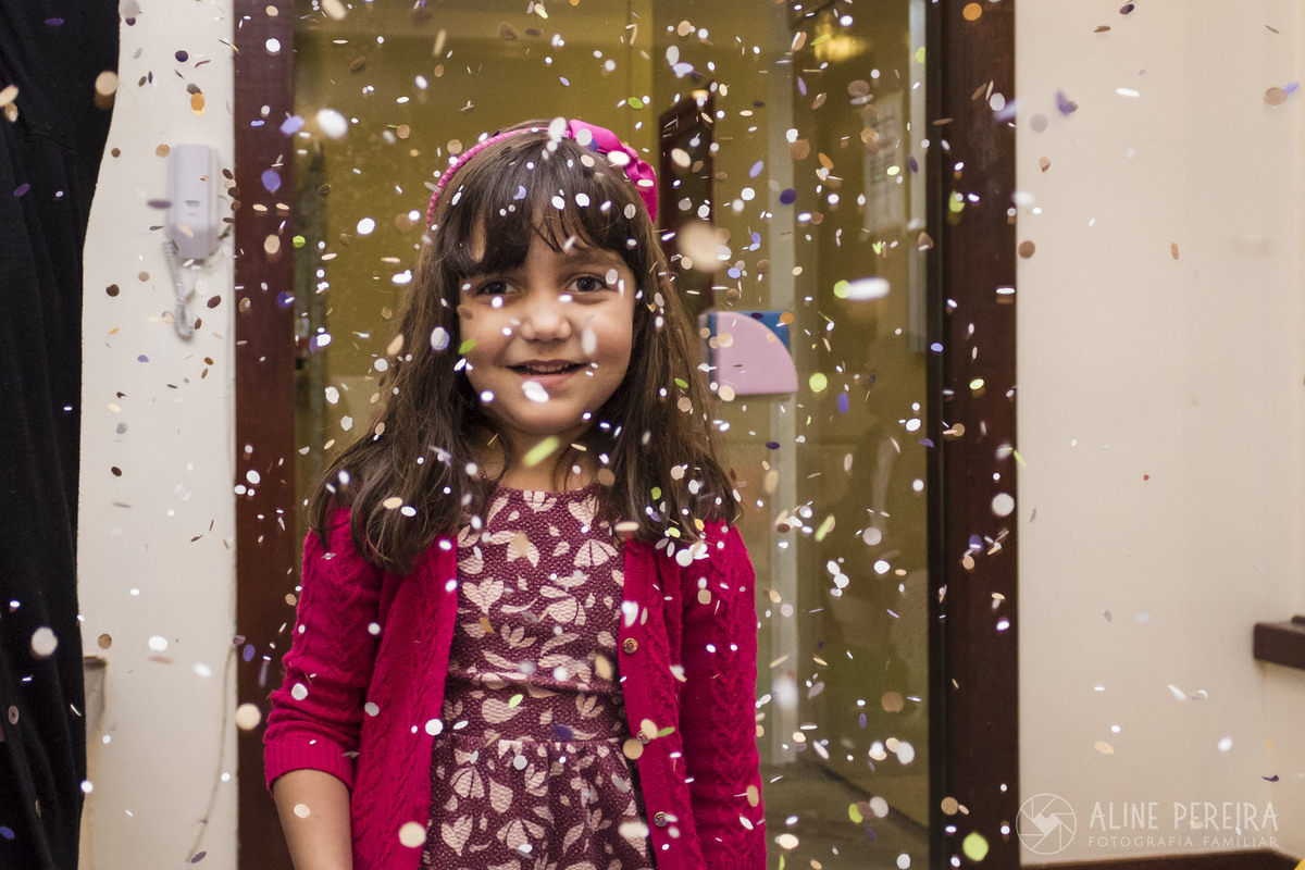 menina jogando confete
