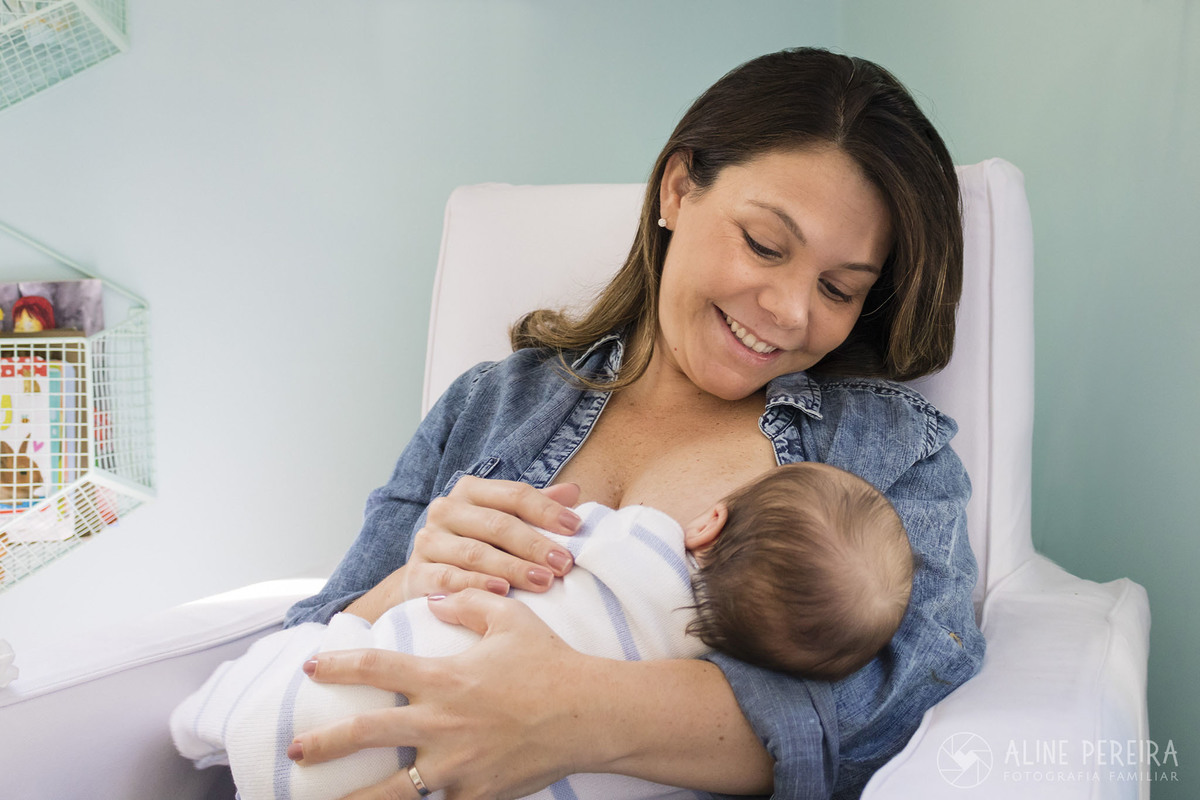 mãe amamentando