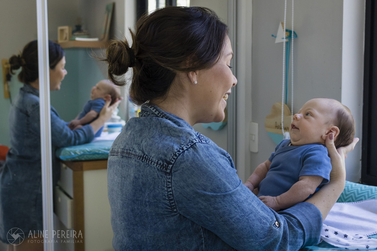 mãe com o bebê no trocador