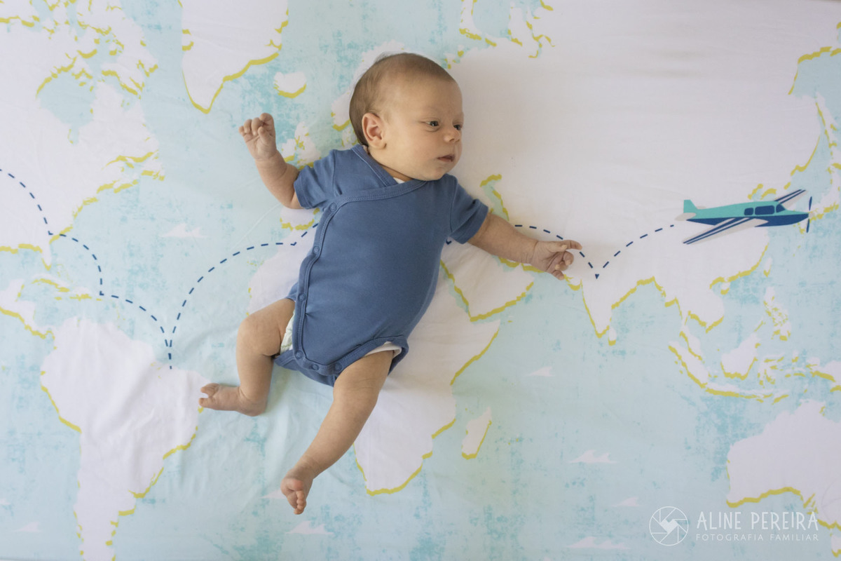 bebê interagindo com o lençol