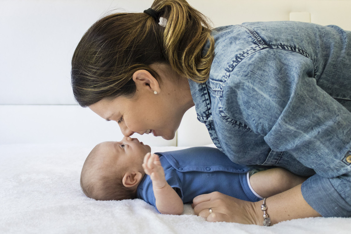 mãe dando um chamego no bebê