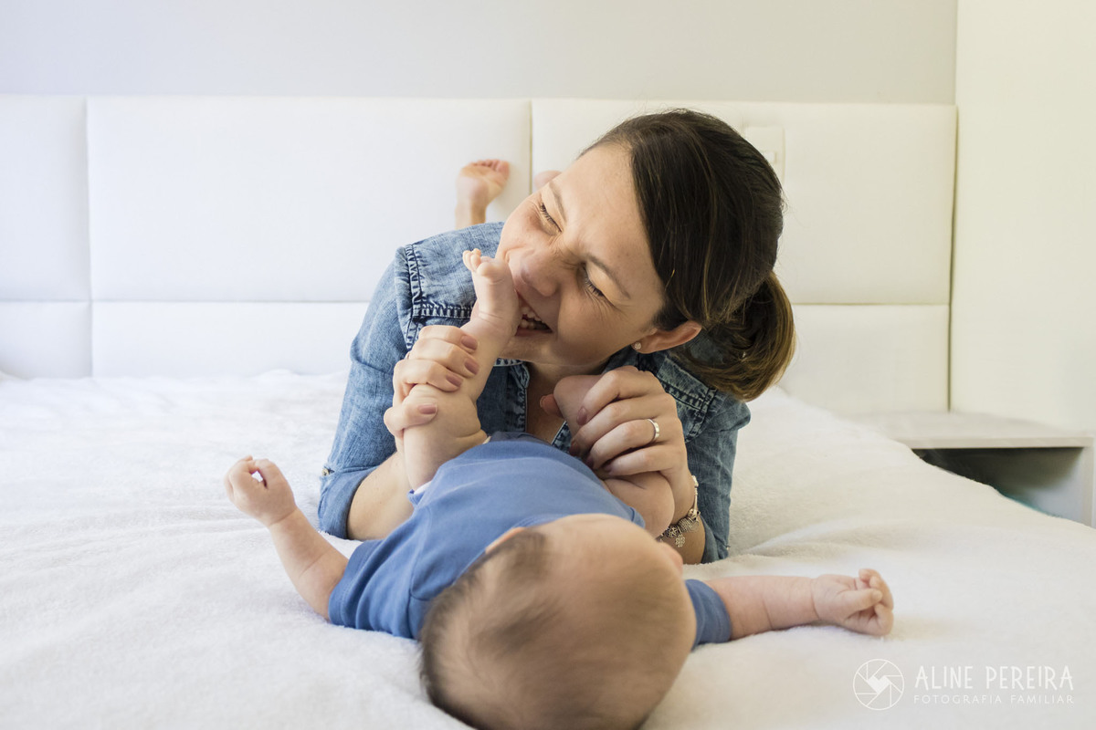 mamãe mordendo o pé do bebê