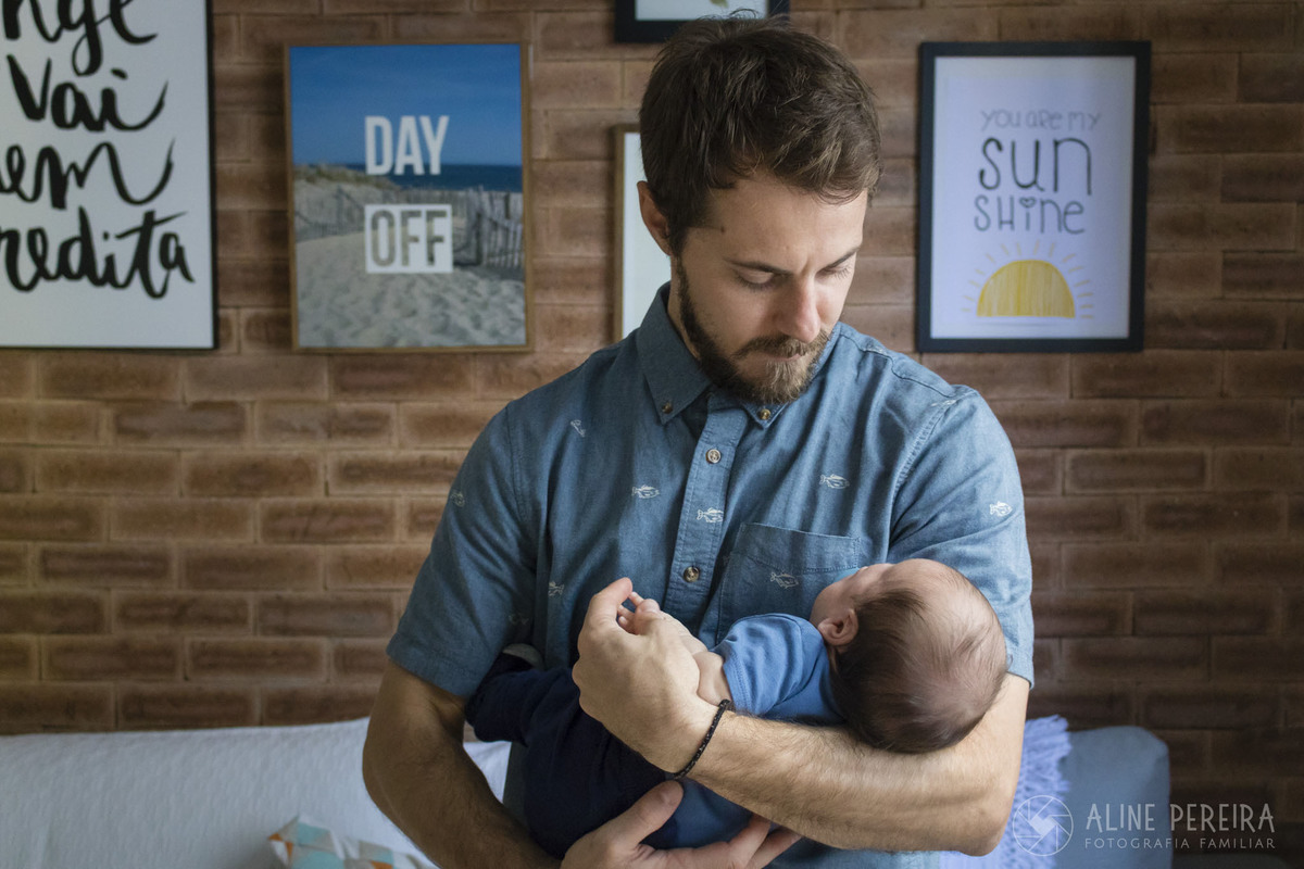 pai com o filho nos braços