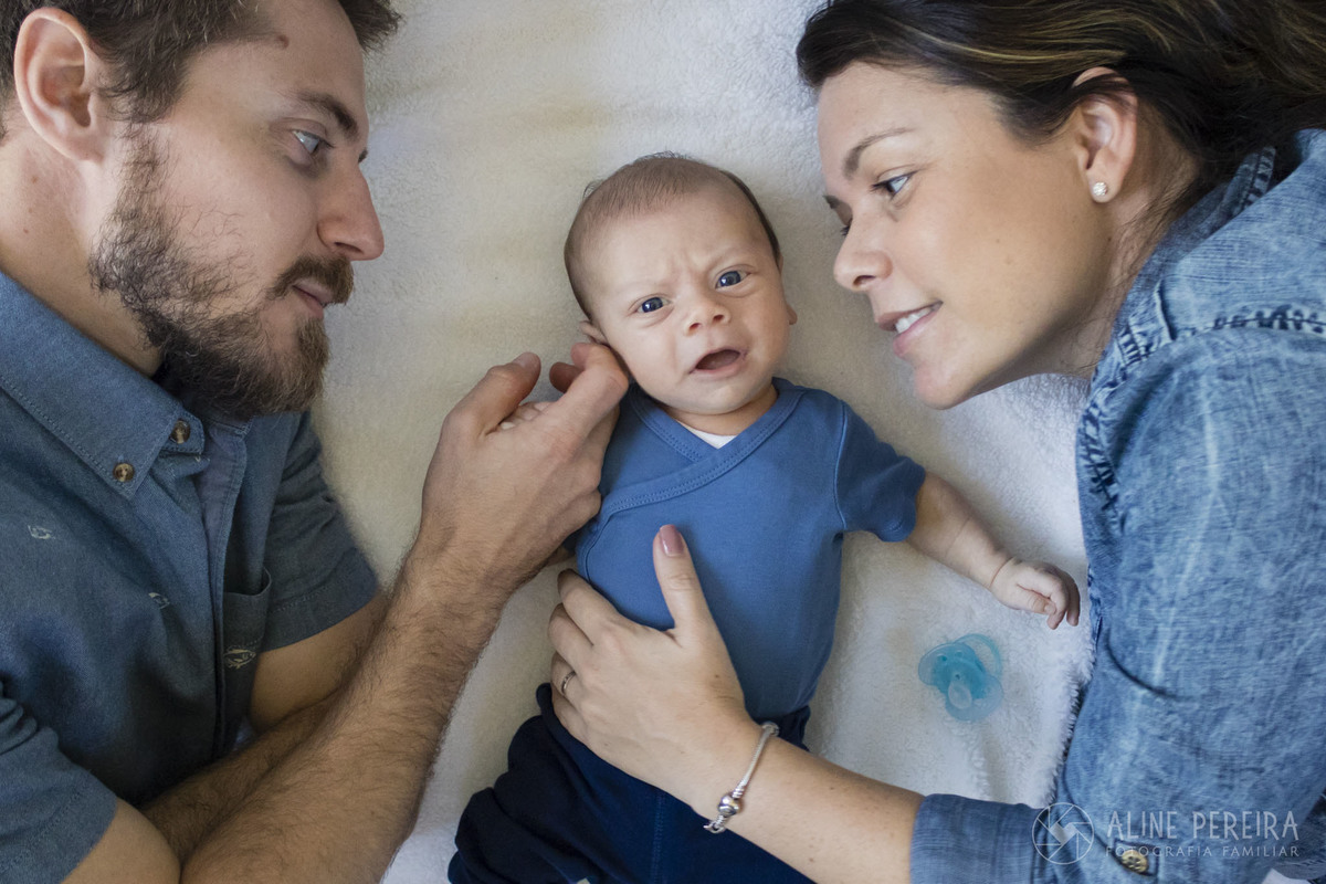 pai, mãe e bebê na cama