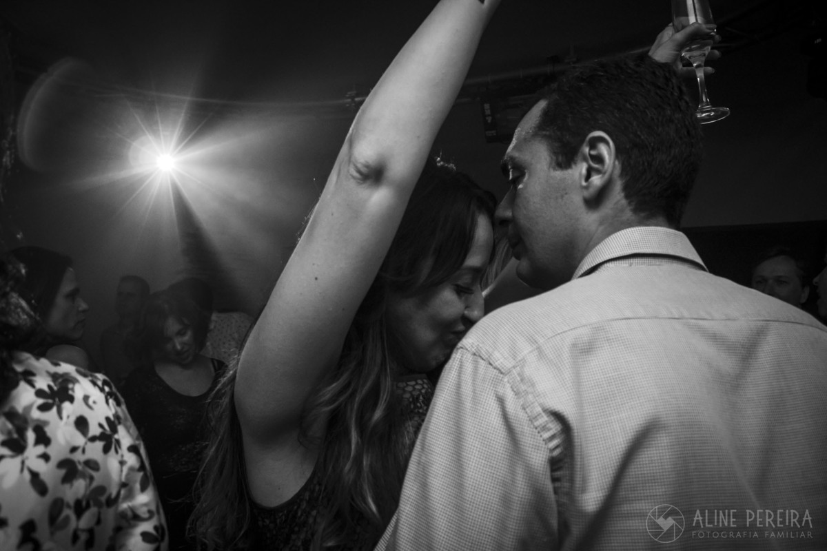 foto preto e branca de casal na pista dança