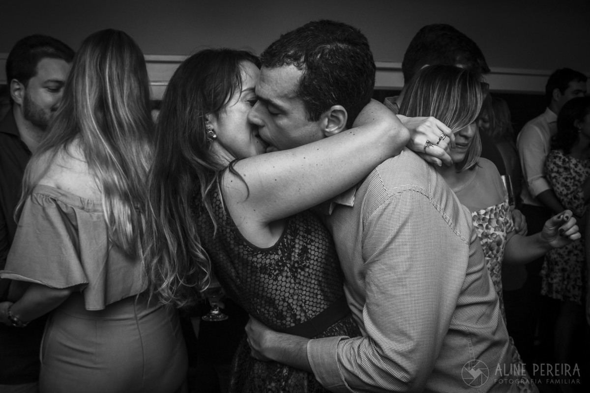 casal se beijando no club lounge na Barra da Tijuca