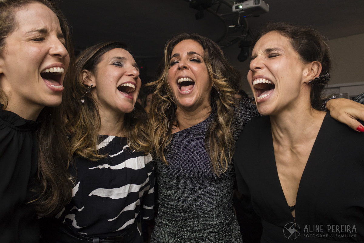 mulheres cantando e dançando em festa de 40 anos