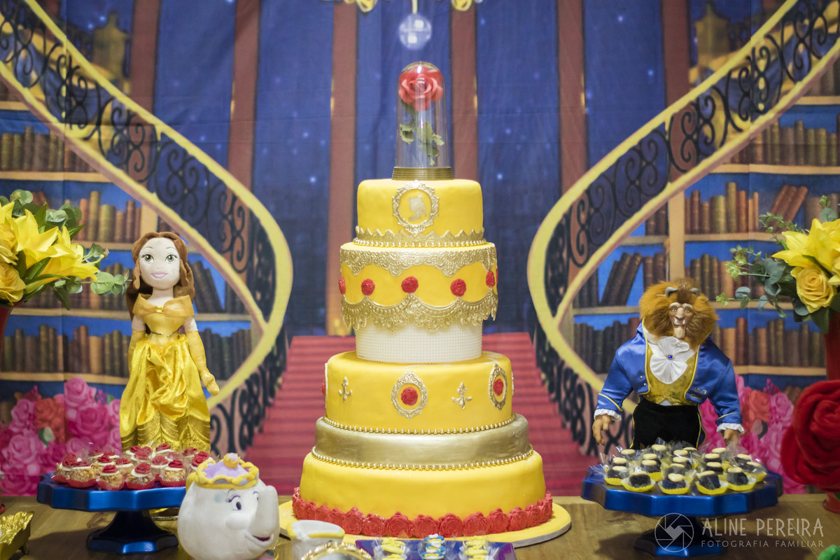 Decoração de festa infantil no tema Bela e a Fera