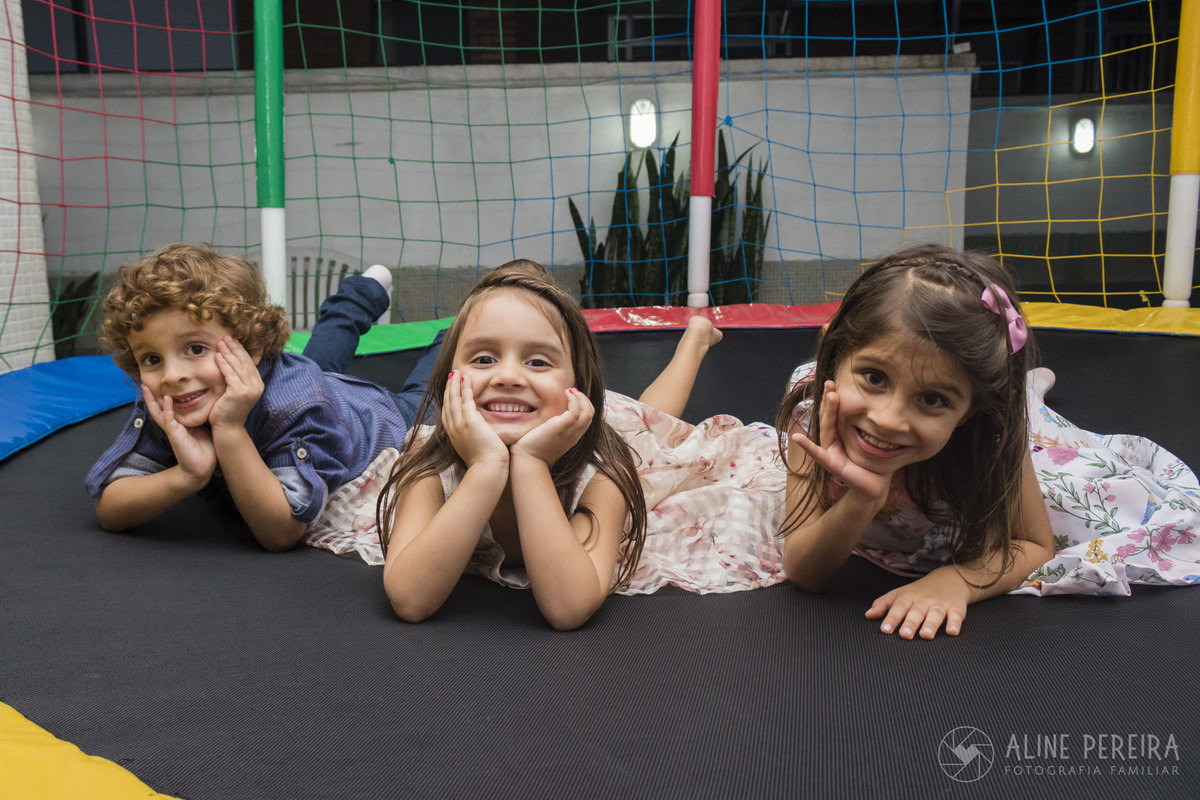 Crianças deitas na cama elástica, pula-pula