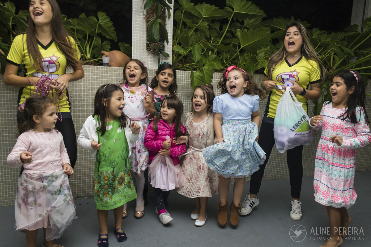 crianças se divertindo na festa de aniversário no play