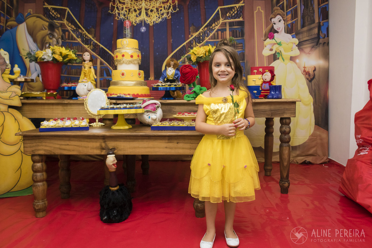 festa de aniversário com o tema A Bela e a Fera