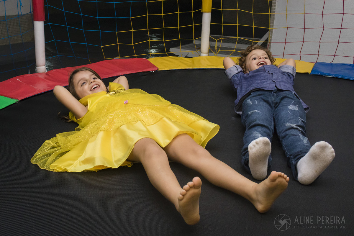 crianças deitadas no pula-pula