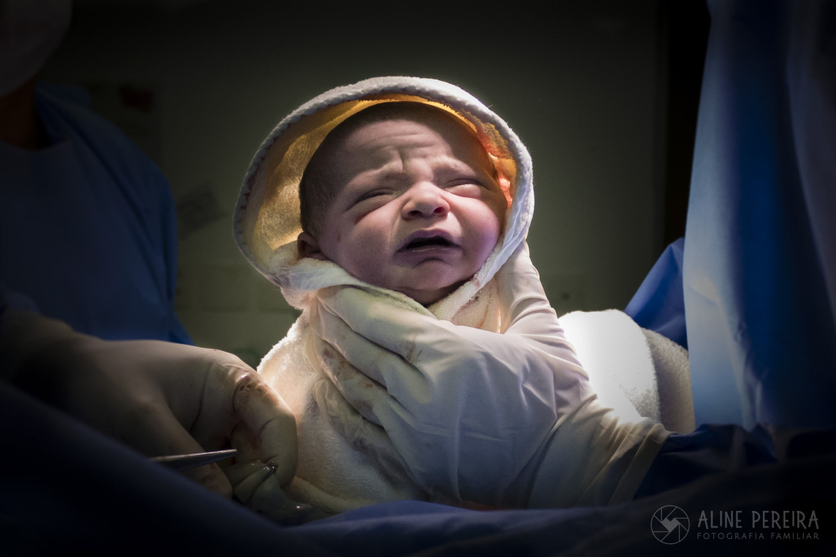 bebê saindo da barriga da mãe na perinatal de laranjeiras