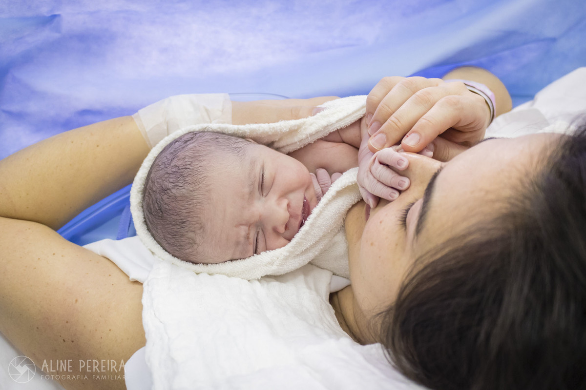 recém nascido no colo da mãe logo após o nascimento