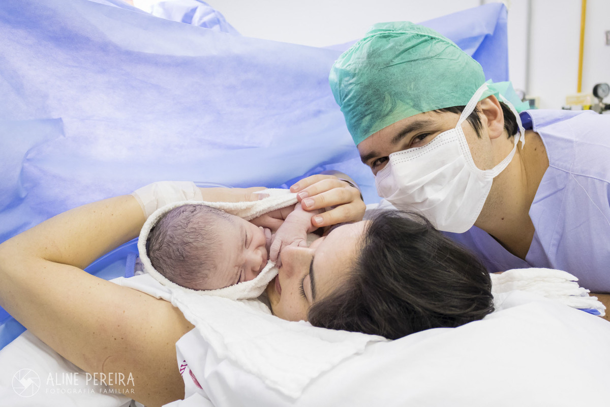 família com bebê recém nascido no centro cirúrgico