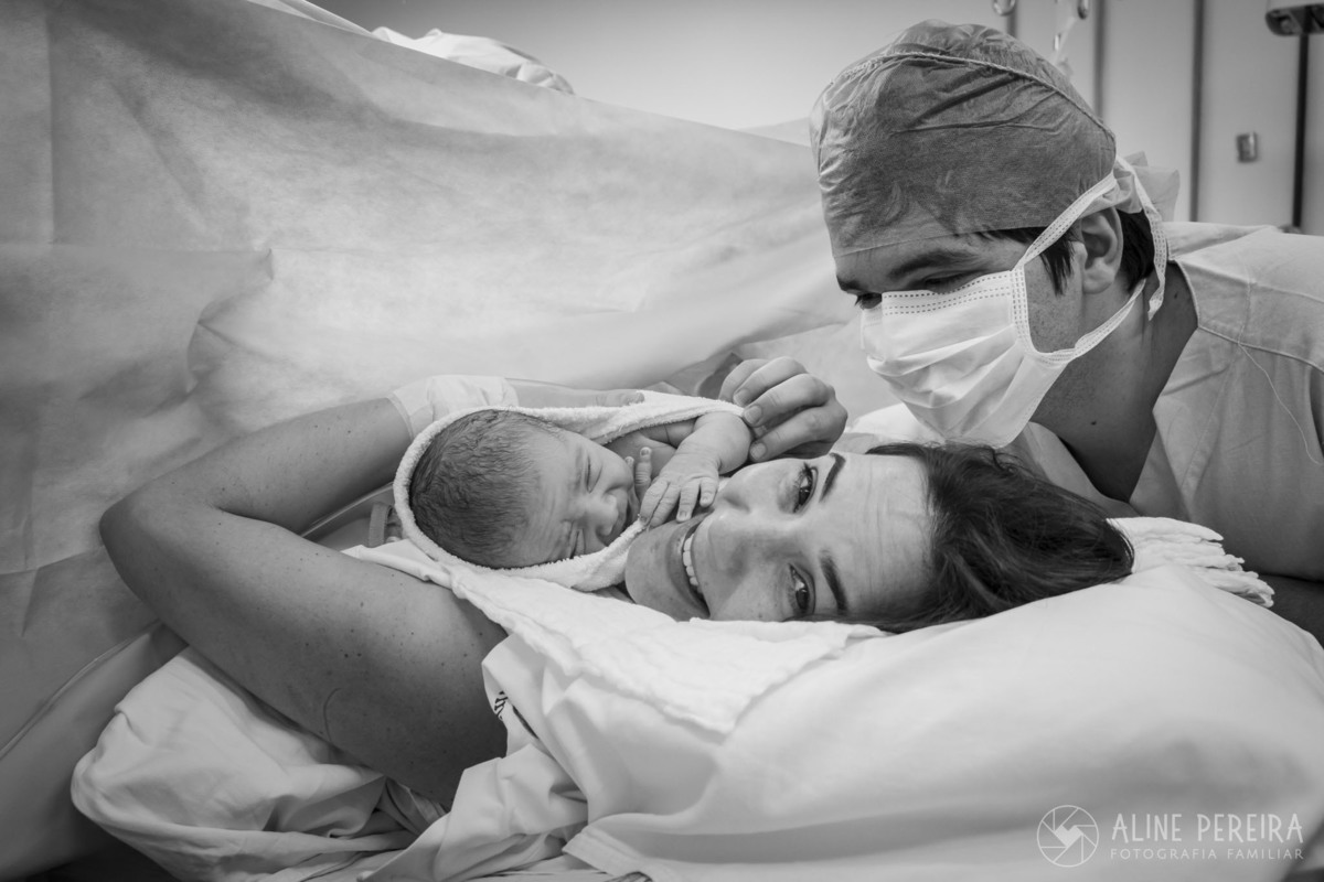 família com bebê recém nascido no centro cirúrgico
