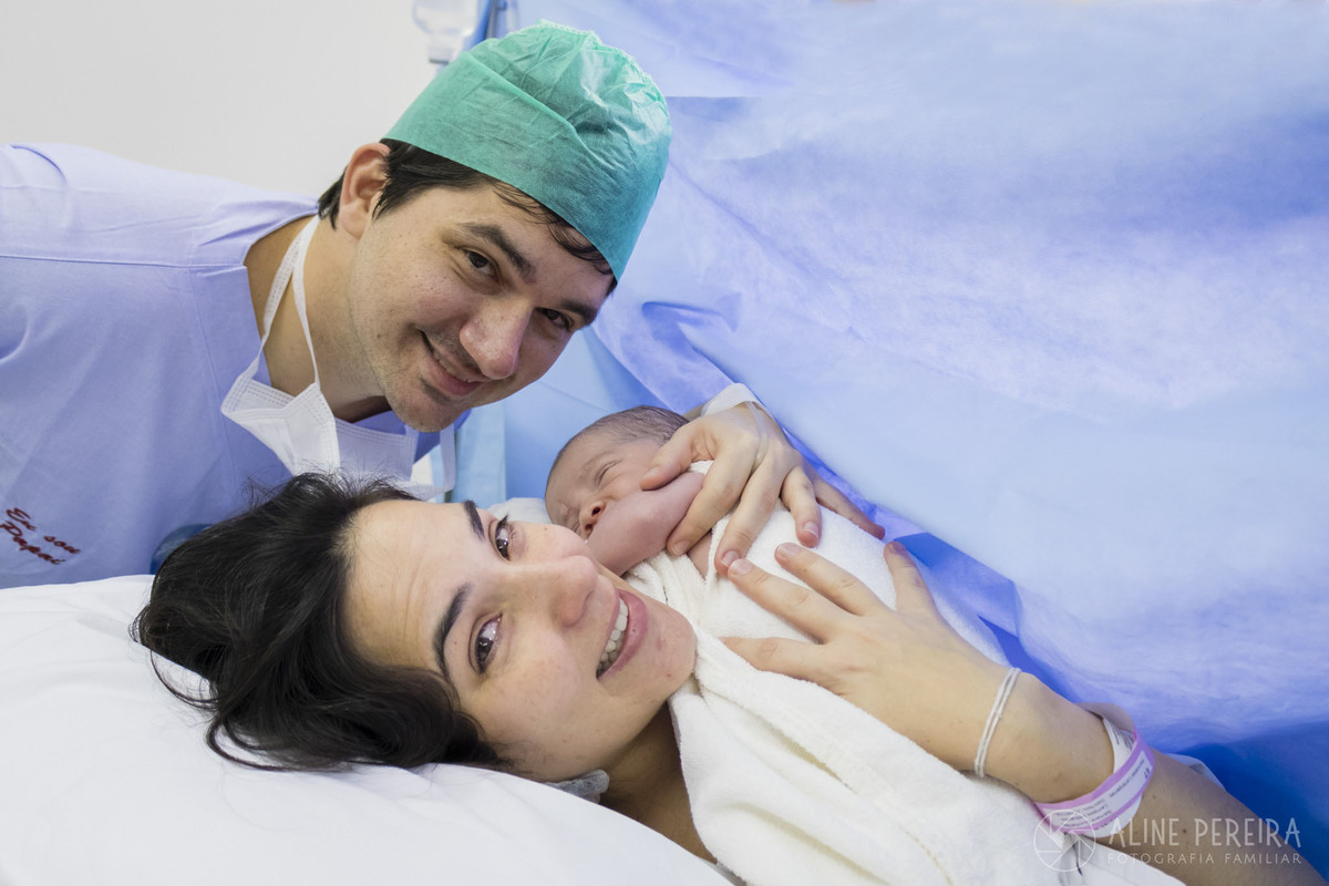 família com bebê recém-nascido no centro cirúrgico