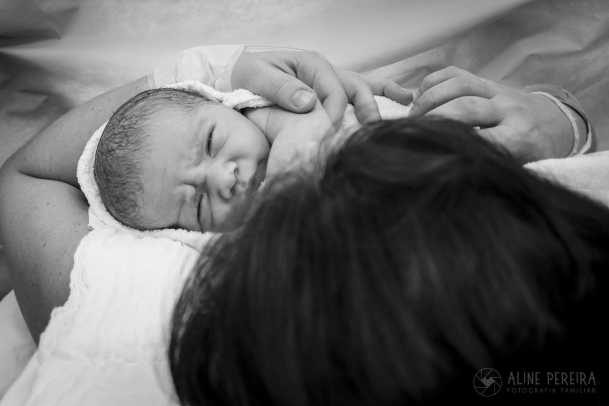 mãe e bebê recém-nascido no centro cirúrgico