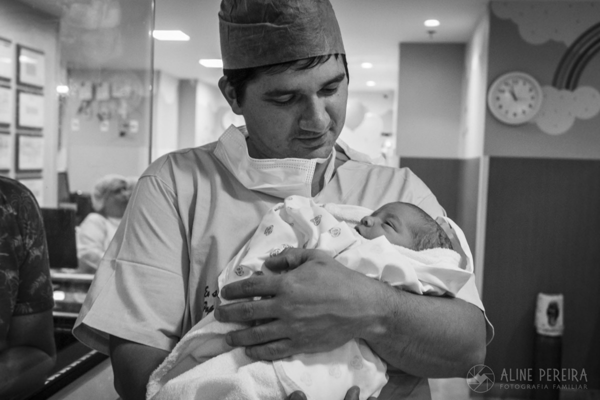 papai com recém-nascido nos braços