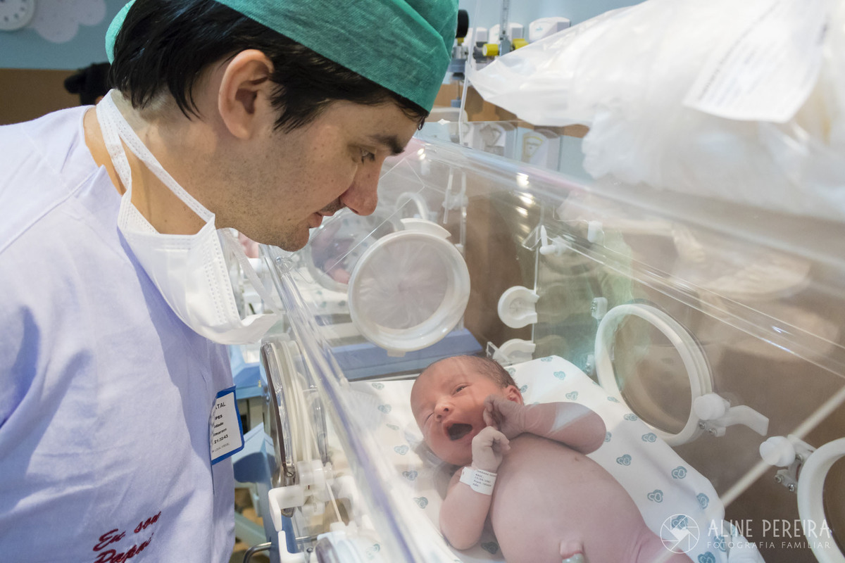 papai olhando o recém-nascido na incubadora da perinatal de laranjeiras