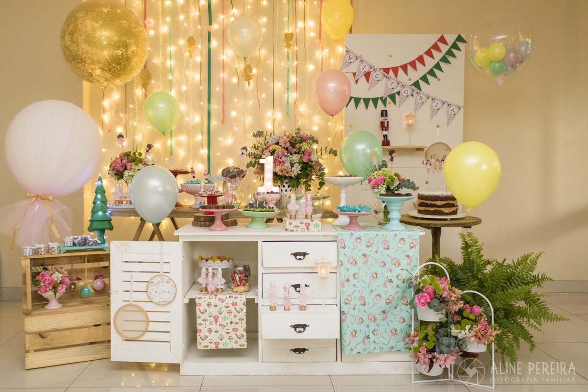 Mesa do bolo decorada no tema quebra nozes