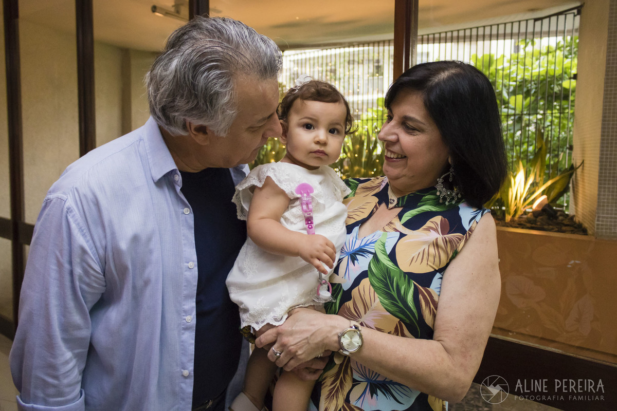 avós com a netinha na festa de 1 ano