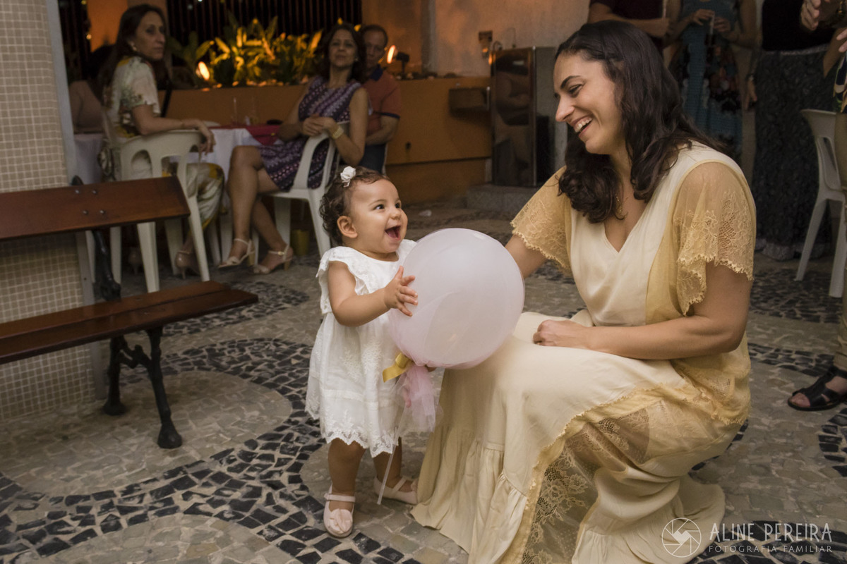 mãe e filha brincando com balão