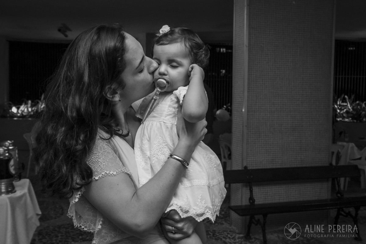 mãe beijando a filha bebê 