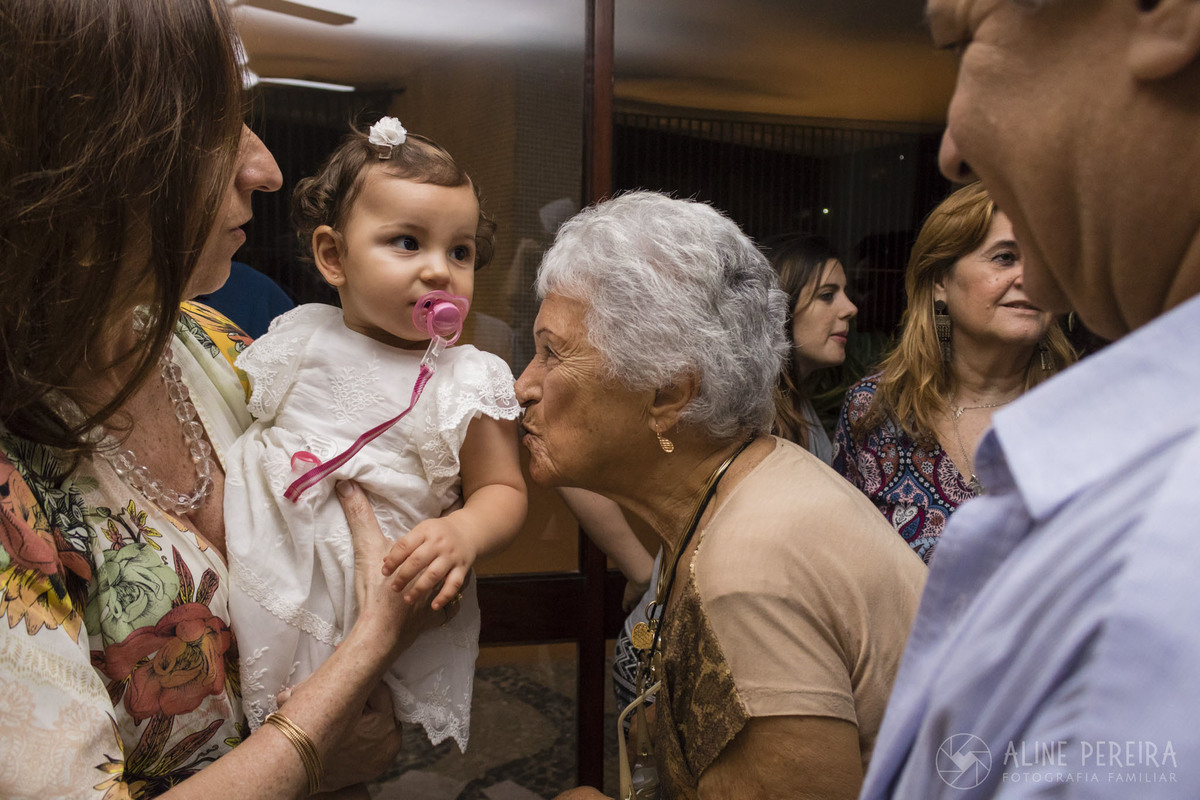 bebê ganhando um beijo da bisa