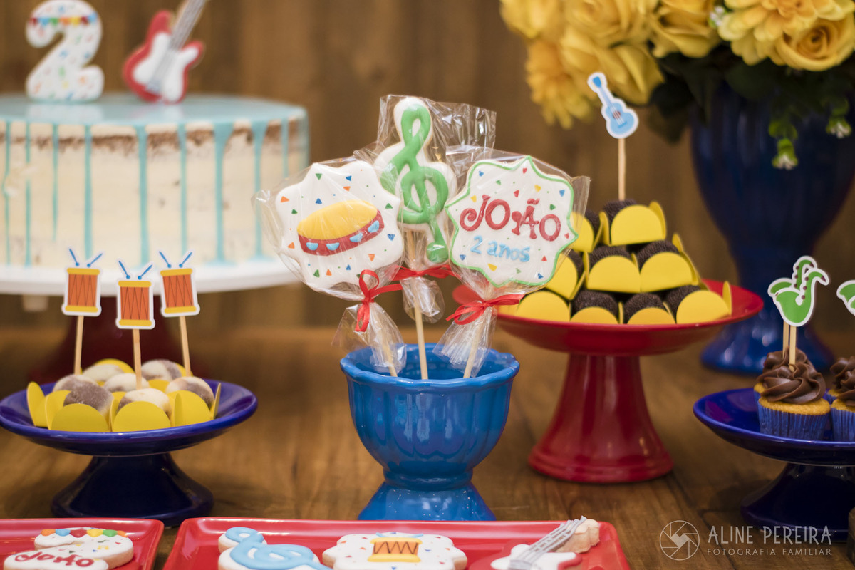 Biscoitos decorados com o tema música na mesa do bolo da festa de aniversário
