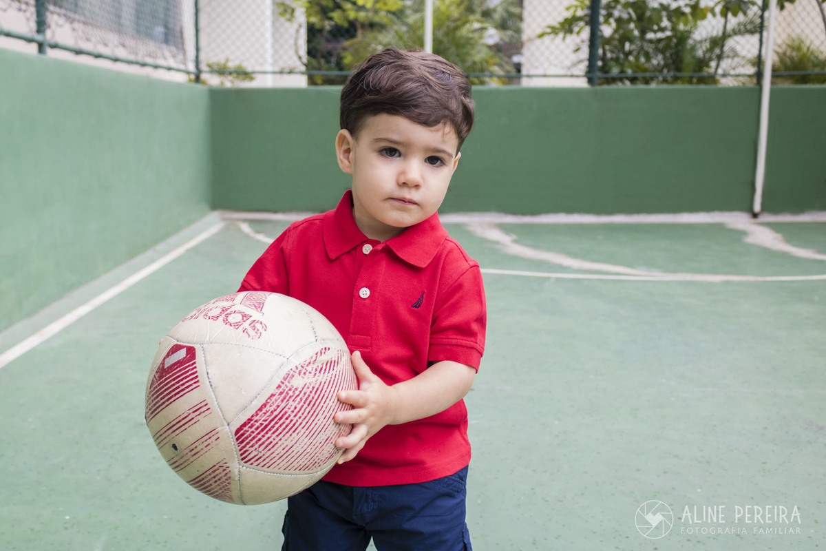 aniversariante brincando com uma bola