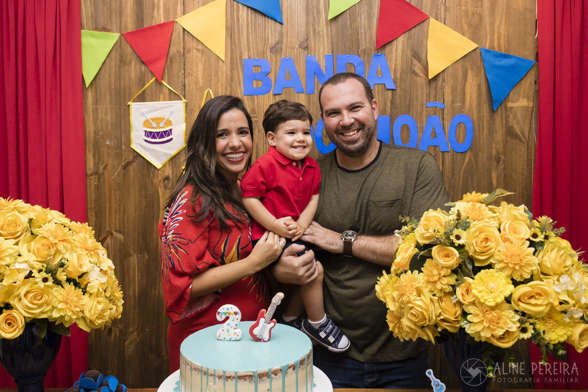 Família na mesa do bolo decorada com o tema música