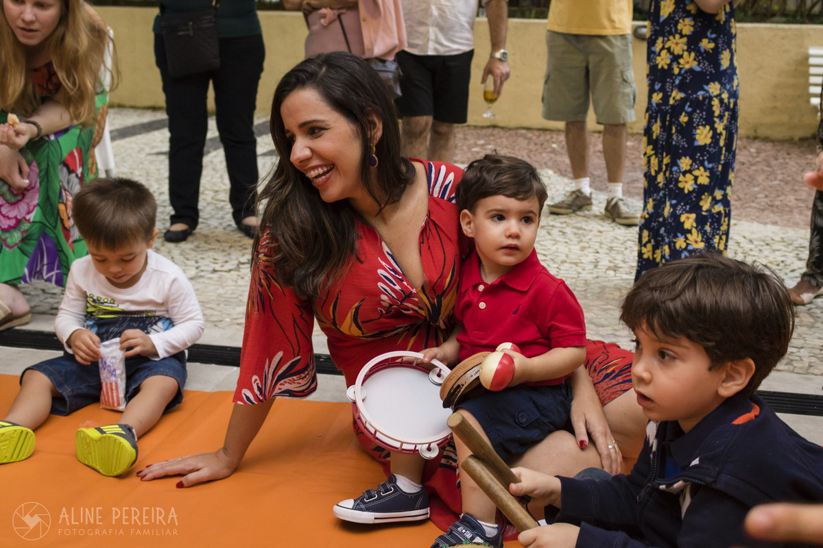 aniversariante no colo da mãe