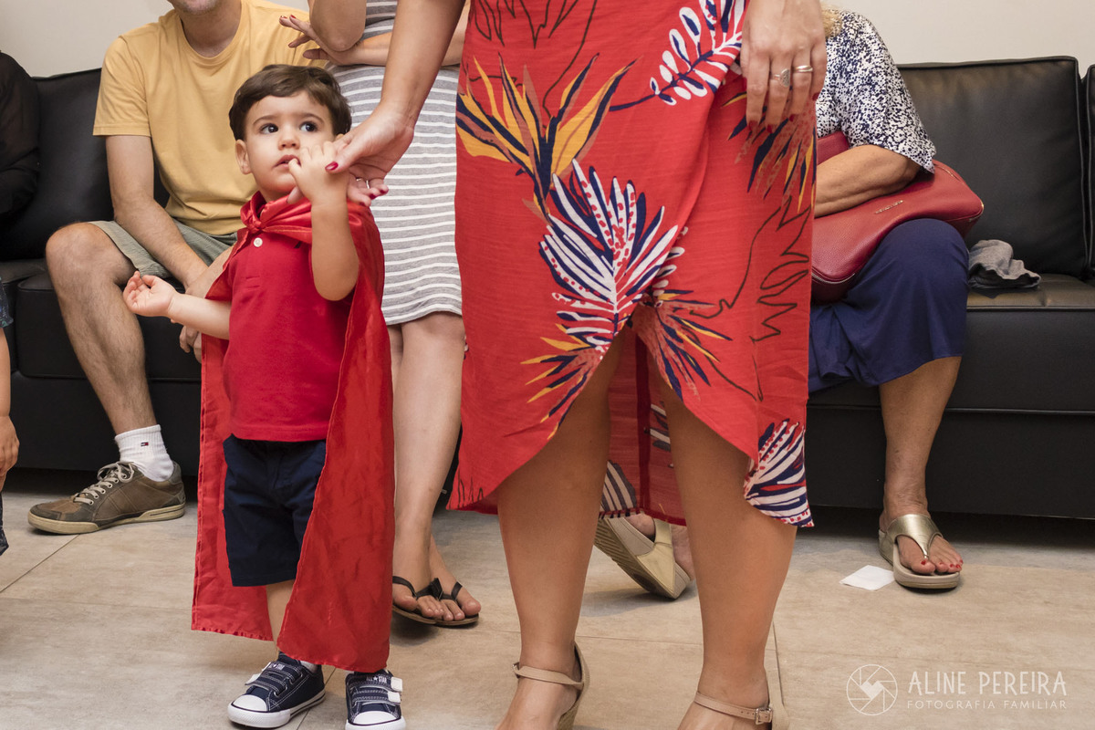 criança com capa de herói