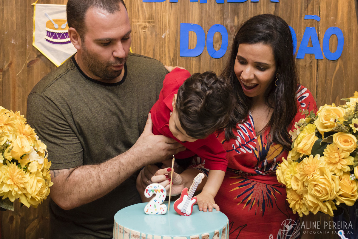 criança enfiando a mão no bolo