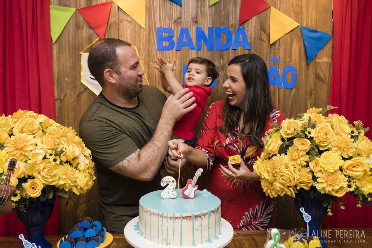 criança limpando a mão que enfiou no bolo