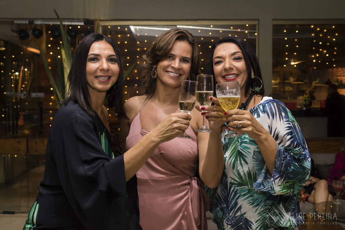 aniversariantes brindando